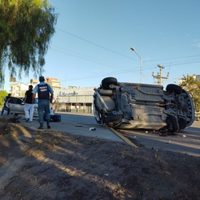 Choque y vuelco complica el tránsito en Neuquén Capital