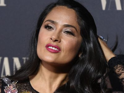 Salma Hayek saluda a sus fans por el "5 de mayo"