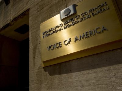 Una demanda federal dice que la administración Trump cerró ilegalmente la Voz de América