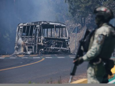 Continúa quema de vehículos en Aguililla, tierra natal de "El Mencho", alerta párroco