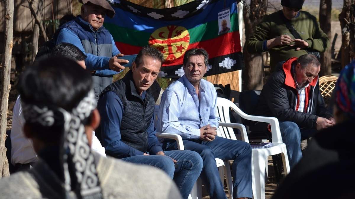 El ministro Jorge Tobares reunido con las comunidades mapuche. Fuente: (Facebook)