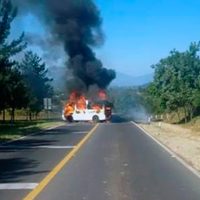 Normalistas queman camiones en Michoacán; tienen retenidas dos pipas de diésel