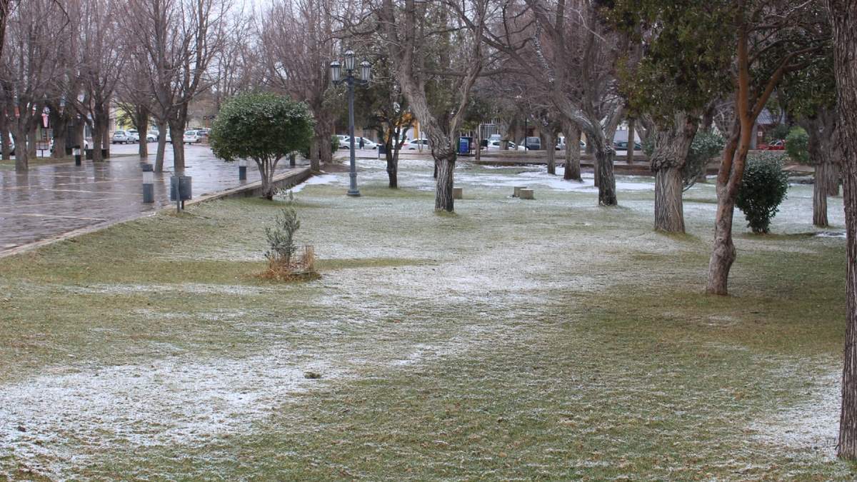 Plaza de los Próceres de Zapala con los primeros copos de nieve caídos. Fuente: (Daniel Signorile).