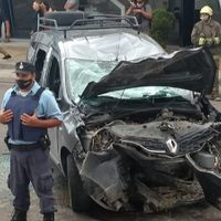 Pasó en rojo a toda velocidad, chocó y dejó a una persona muy grave en Neuquén Capital