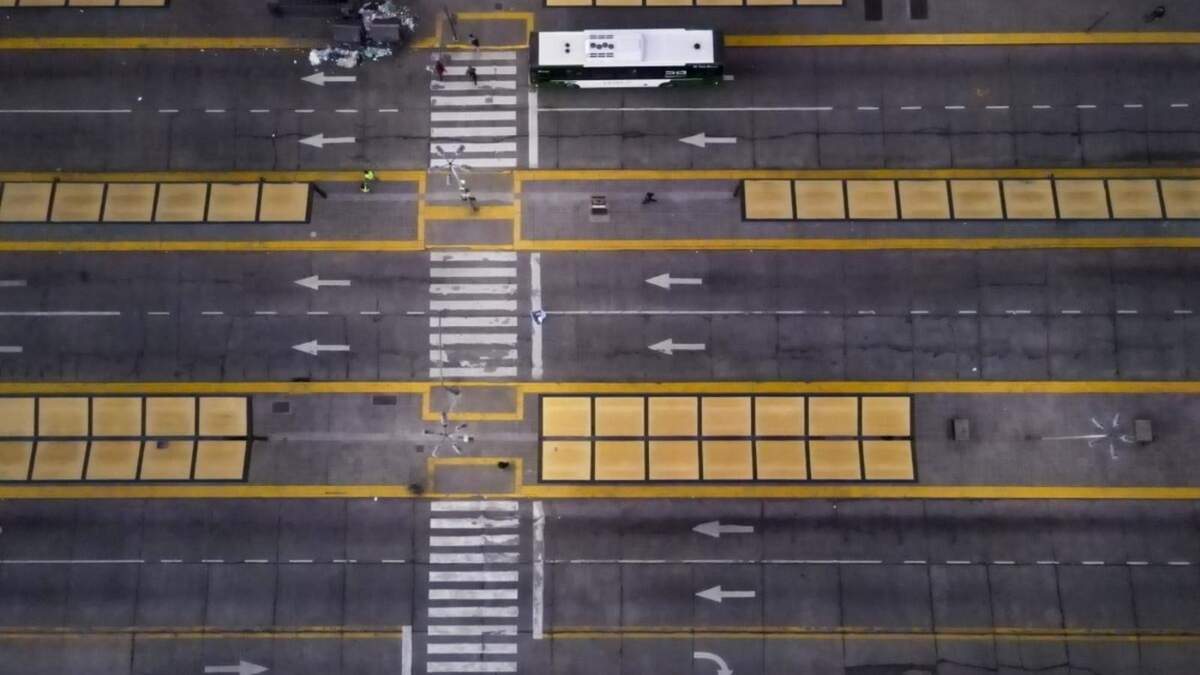 El exterior de la Estación Constitución está vacío de tráfico debido a una huelga general contra las reformas del presidente Javier Milei en Buenos Aires, Argentina