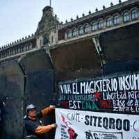 CNTE divide con vallas metálicas el Zócalo capitalino previo a la manifestación de la “marea rosa”