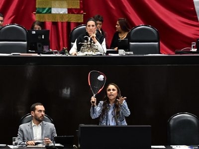 Paola Longoria se queja de reducción al deporte, pero no cuestiona excesos de la Conade