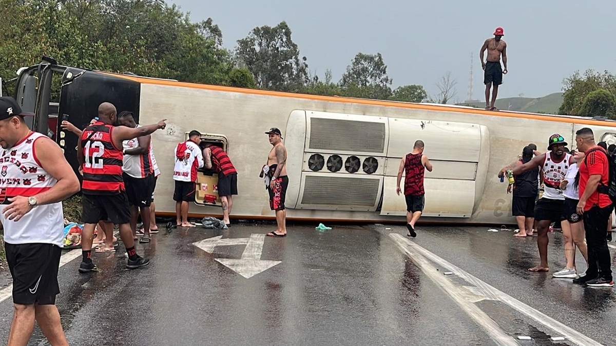 Volcó un micro con hinchas de Flamengo que viajaban a Buenos Aires.