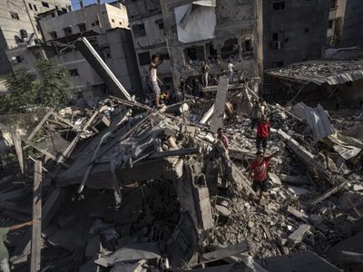 Israel bombardea campo de refugiados en Gaza; hay 40 muertos