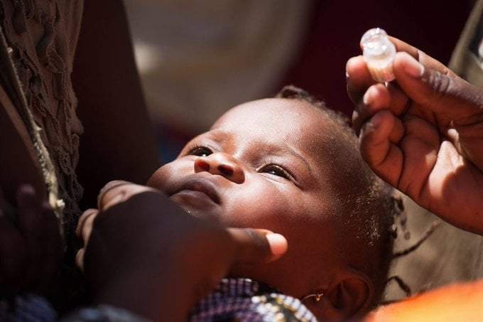 Una niña vacunada contra el cólera en Mozambique