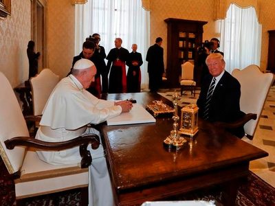 El Papa y Trump: El juego de los símbolos