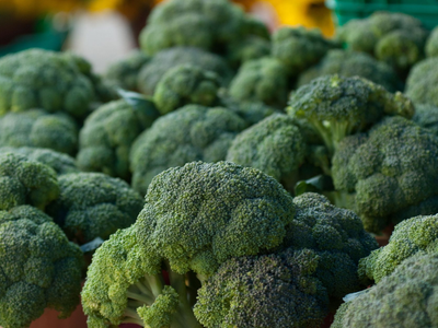 La forma de obtener las semillas del brócoli y sembrar los tuyos propios en tierra o maceta