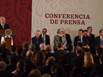 Rodeado de la cúpula empresarial AMLO presenta el Plan Nacional de Infraestructura