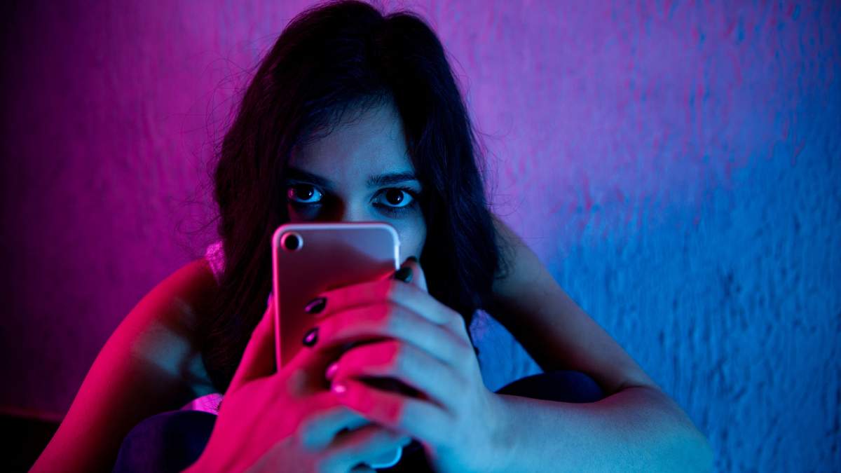 Una adolescente utiliza su celular. Fuente: (Twitter)