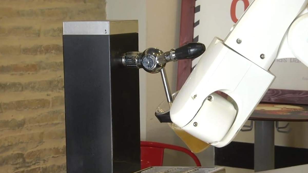 Un robot sirve cerveza en Sevilla. Fuente: (Facebook)