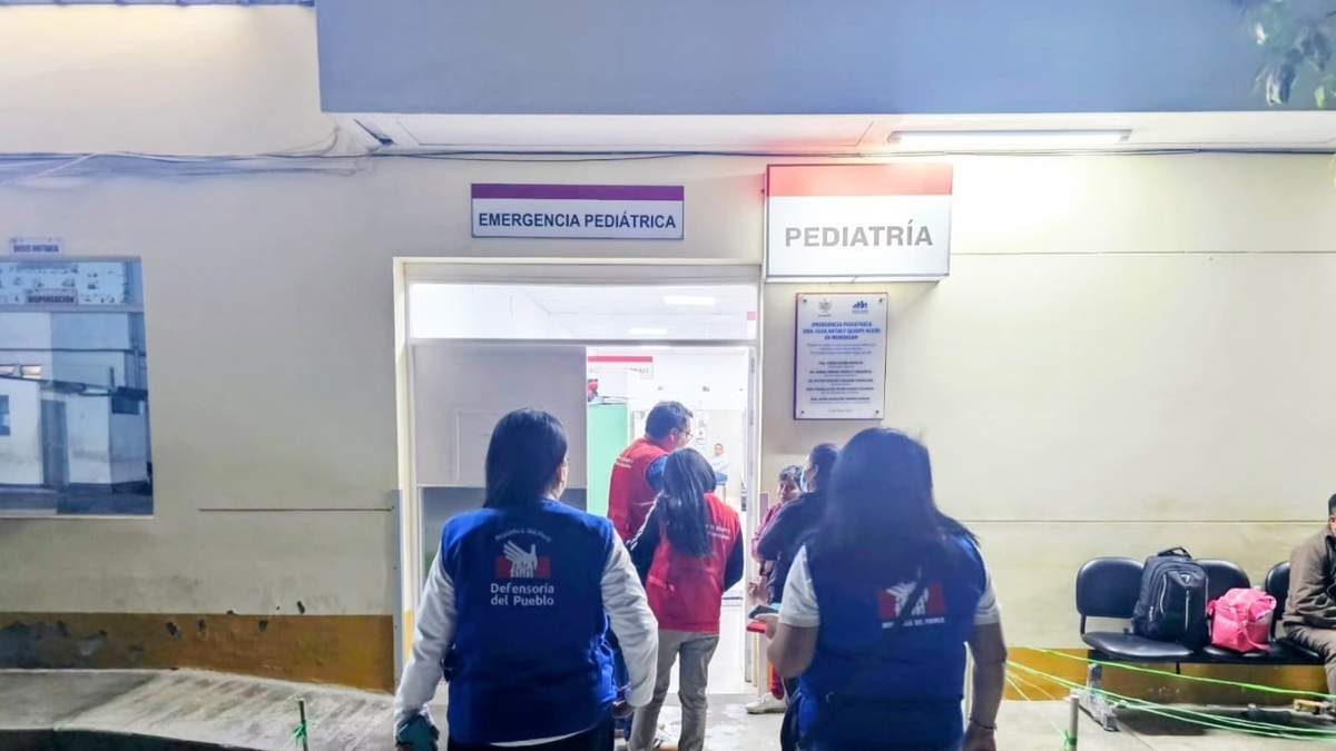 Integrantes de la Defensoría del Pueblo en el Hospital Regional de Trujillo, Perú, donde atienden a los menores heridos durante el ataque a la funcionaria municipal Elena Rojas