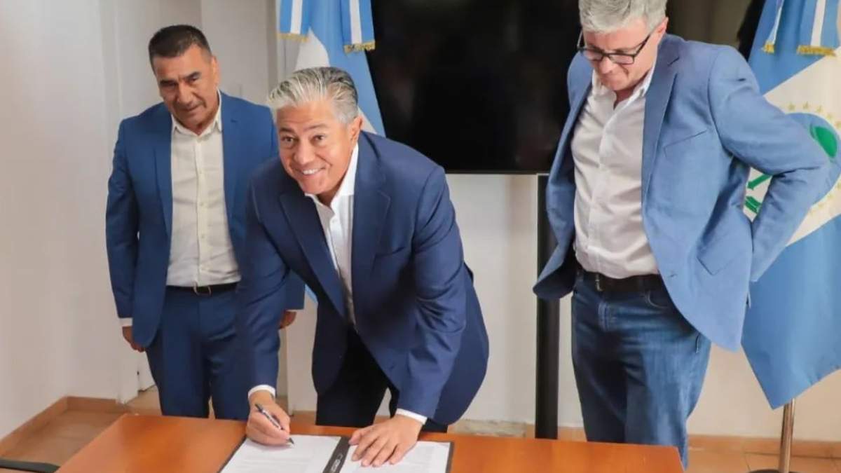 El gobernador y los intendentes de Cutral Co y Plaza Huincul. Fuente: (Gobierno de Neuquén)