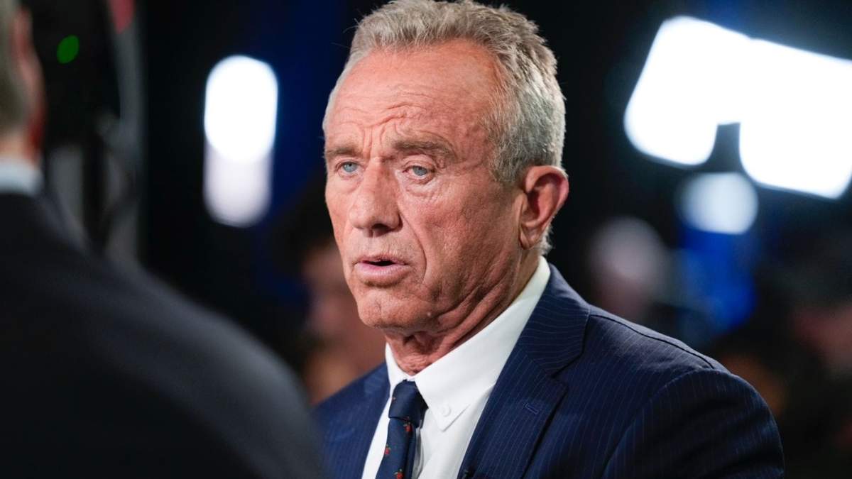 Robert F. Kennedy, Jr. habla en la sala de prensa después del debate presidencial entre el candidato presidencial republicano, el expresidente Donald Trump y Harris