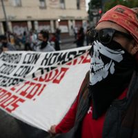 En la marcha del 2 de octubre surgen las consignas: "Harfuch genocida" y "Nos faltan 43"
