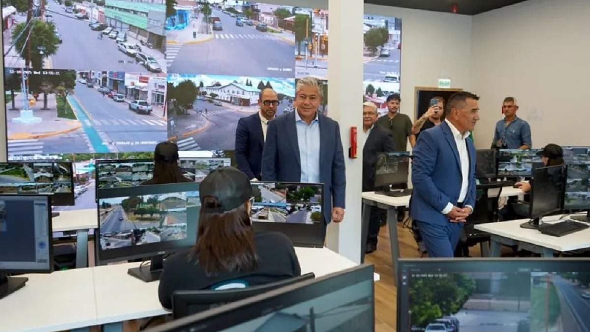 El gobernador Figueroa y el intendente Rioseco recorrieron el flamante centro de monitoreo de Cutral Co. Fuente (Neuquén Informa)