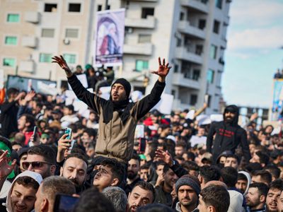 Manifestantes se enfrentan en Siria tras mortal atentado en mezquita alauita