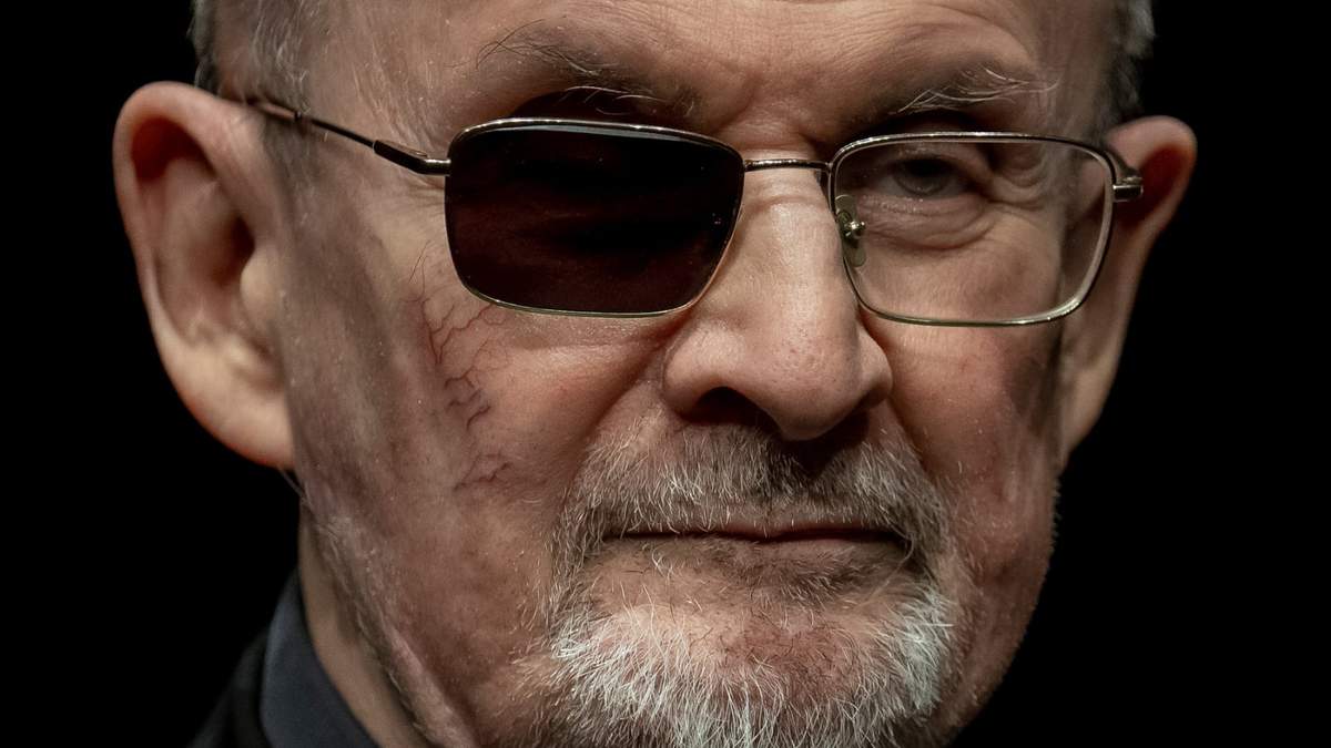 El escritor Salman Rushdie posa para promocionar su libro "Knife: Meditations After an Attempted Murder" (Cuchillo: Meditaciones tras un intento de asesinato), en el Deutsches Theater en Berlín, Alemania, el 16 de mayo de 2024