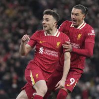 Liverpool, pese a tener un hombre menos, empató 2-2 contra el Fulham