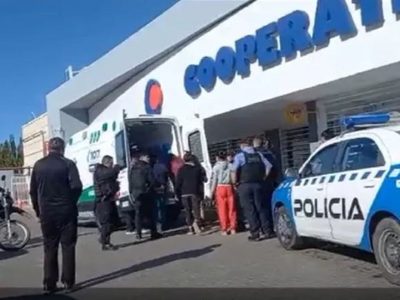 Un hombre llegó hasta un supermercado en Cutral Co exaltado y completamente desnudo