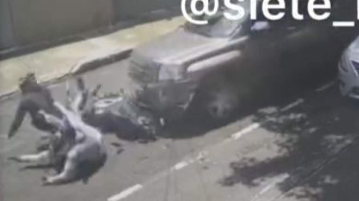 Momento en que los ladrones son embestidos
