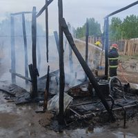 El fuego destruyó varias casillas en San Patricio del Chañar, en medio del conflicto por las tierras