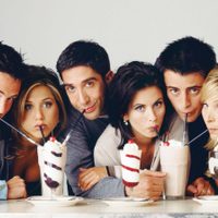 ¡Amor detrás de escena! Dos actores del elenco de Friends a los besos en la calle