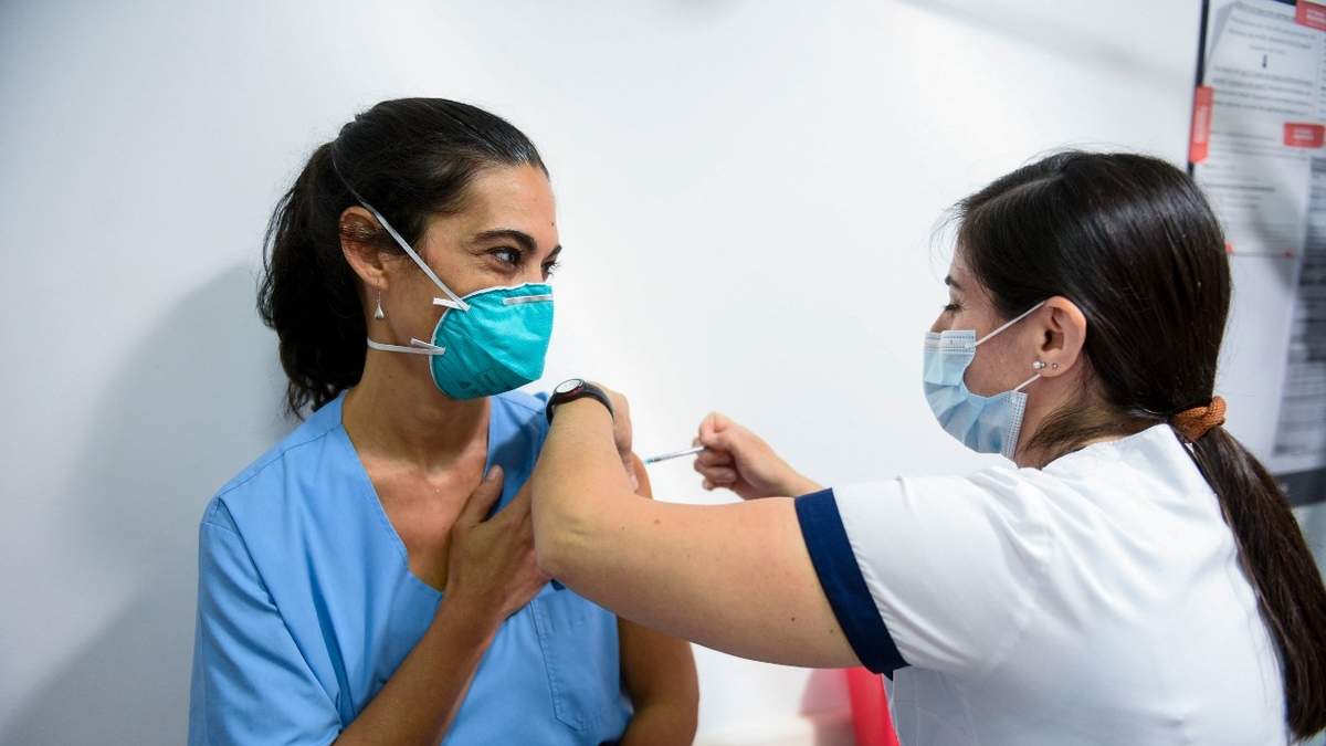 Hoy comenzó la vacunación contra el coronavirus. Fuente: (Twitter)