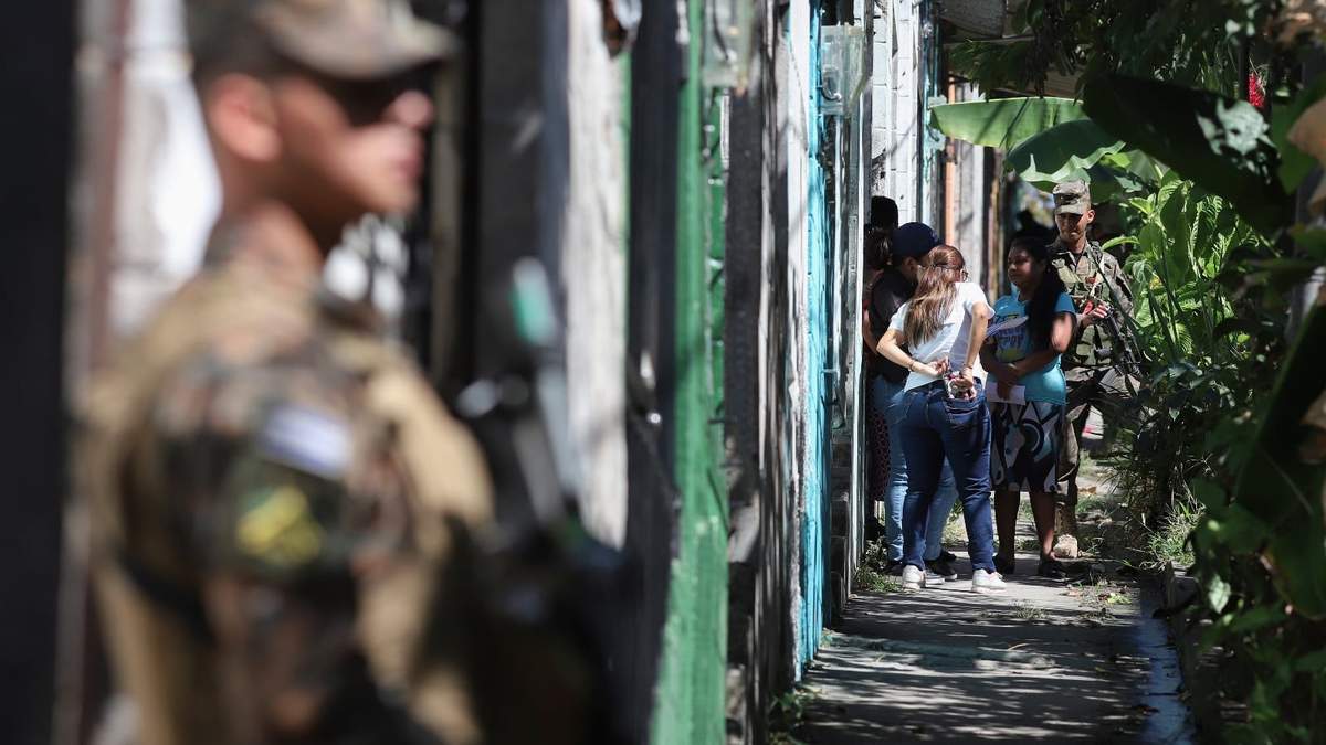 Militares salvadoreños patrullan por el barrio de La Campanera en Soyapango, El Salvador, el viernes 27 de enero de 2023