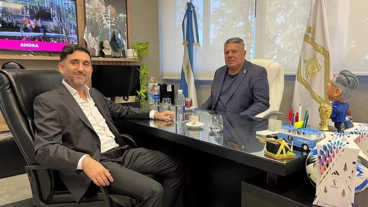 Maximiliano Vallejo de Sur Finanzas y Claudio "Chiqui" Tapia, presidente de la AFA.
