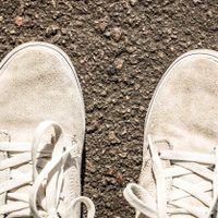 La mezcla infalible y de pocos ingredientes para eliminar las manchas amarillas más rebeldes de tus zapatillas