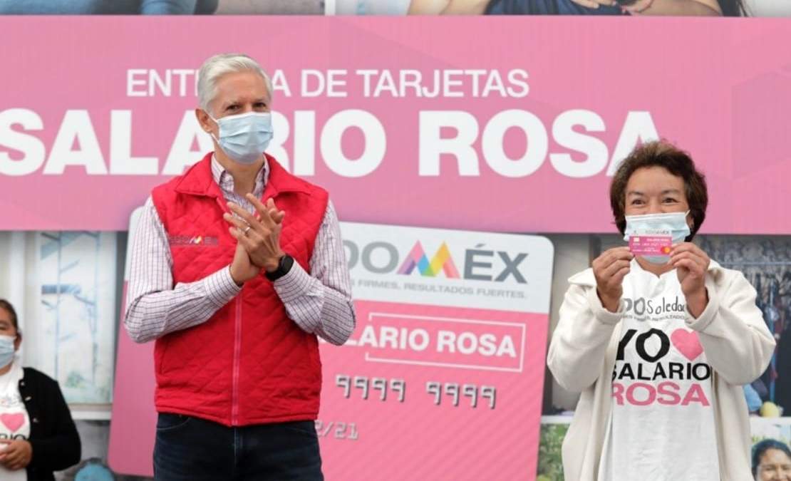 El gobernador Alfredo de Mazo en la entrega de apoyos de su programa social.