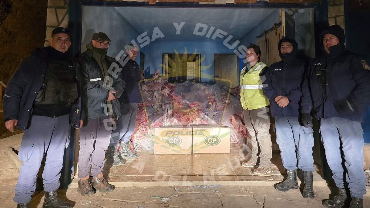 Policías y personal del CIPPA posan con el decomiso de la carne. Fuente: (Policía de Neuquén)