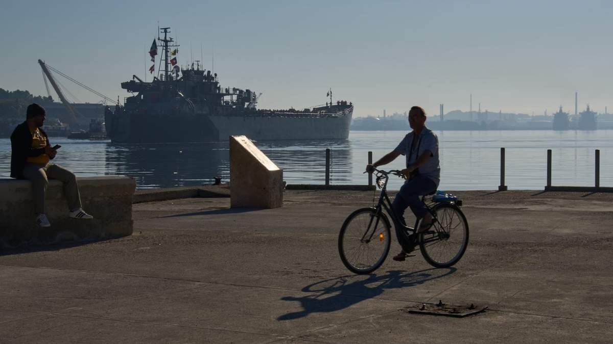 Un hombre monta en bicicleta junto a la bahía de La Habana, donde el buque de la Armada Mexicana Isla Holbox llega a Cuba con ayuda humanitaria