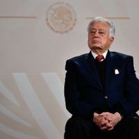 Bartlett se queda dormido en la mañanera y desata burlas en redes (Video)