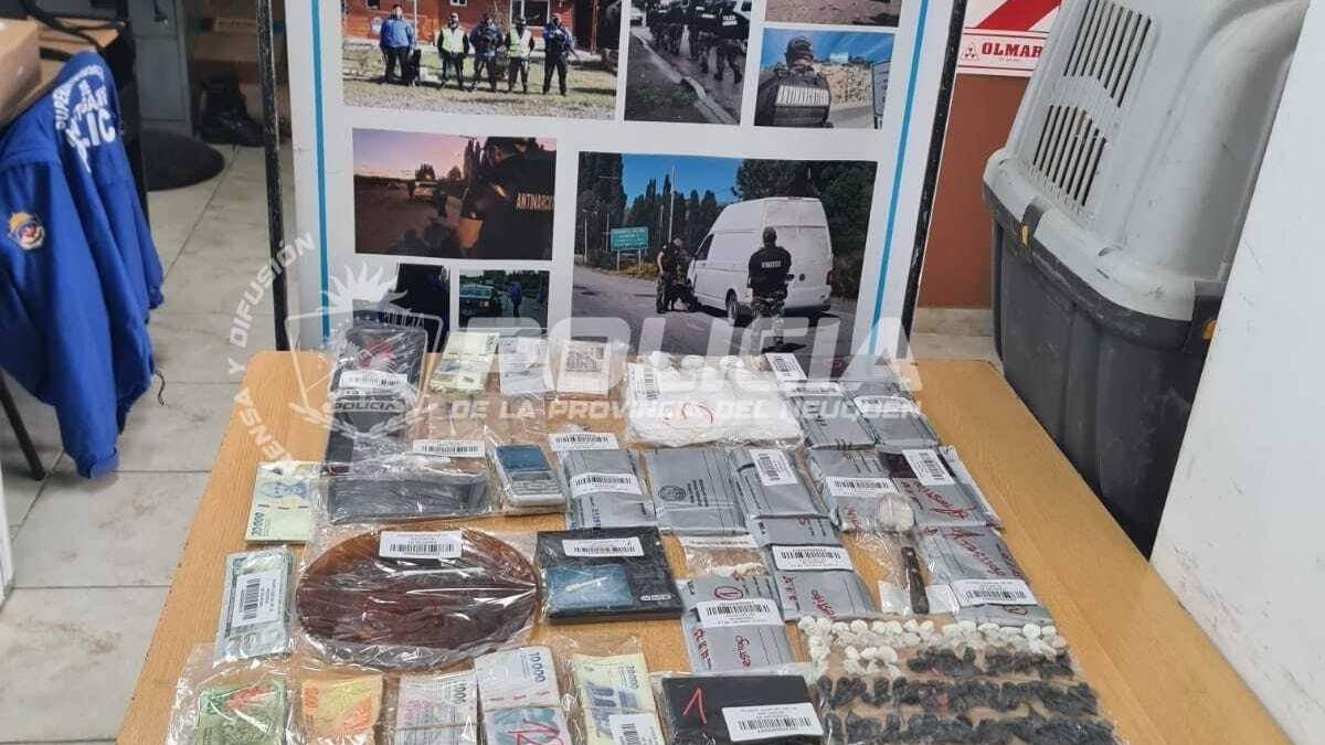 La Policía logró el secuestro de la droga y el dinero en cinco allanamientos concretados en la noche del sábado 1. Fuente (Policía de Neuquén)