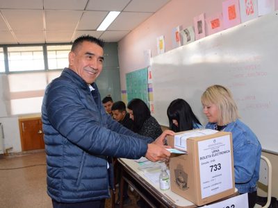 Ramón Rioseco votó en Cutral Co y alentó a los vecinos a acercarse a “celebrar la democracia”