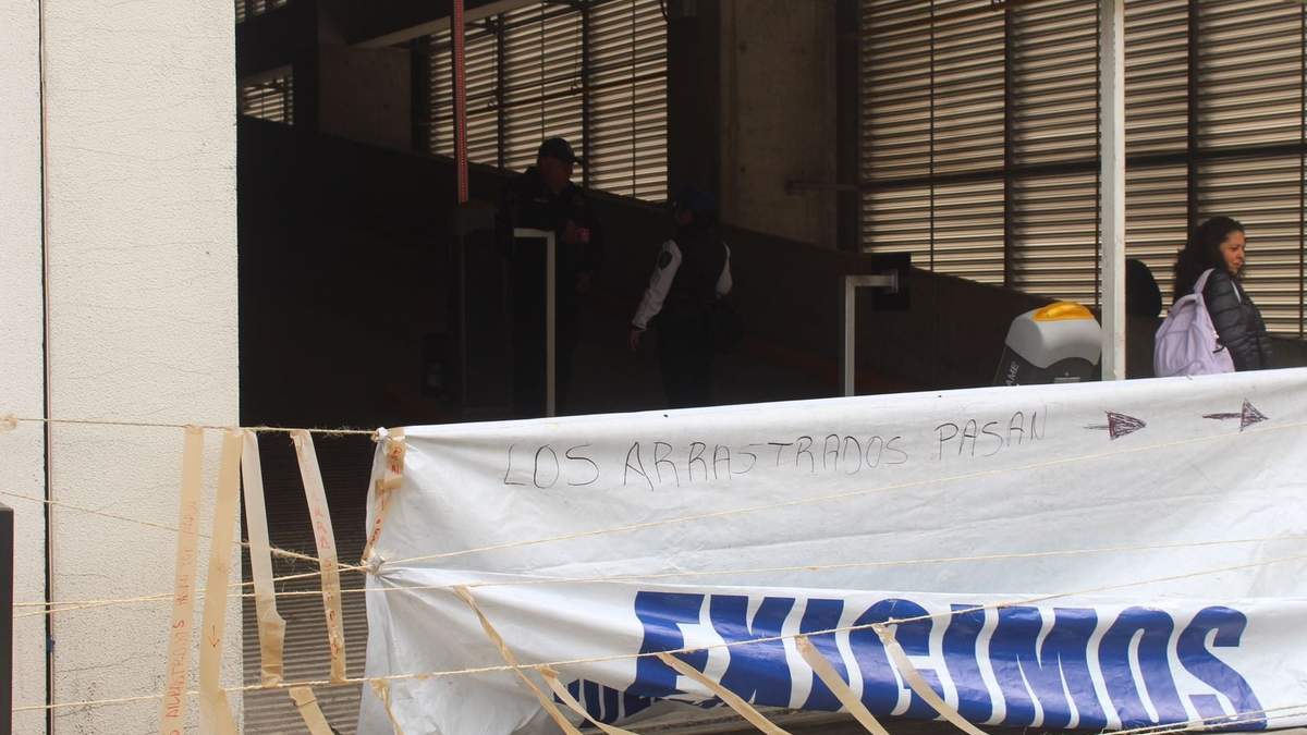 En la imagen, una manta en el estacionamiento del edificio de Salas en Niños Héroes. Los paristas escriben consignas contra empleados que buscan acabar con el rezago.
