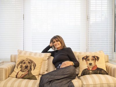 A sus 70 años, Teresa Calandra marca tendencia con el saco del color que será furor esta primavera