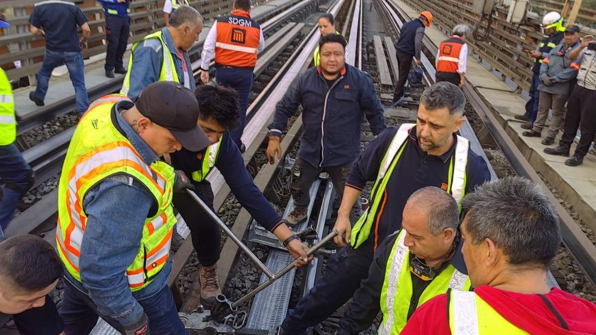 Trabajadores del Metro intentan enderazar las vías del Metro