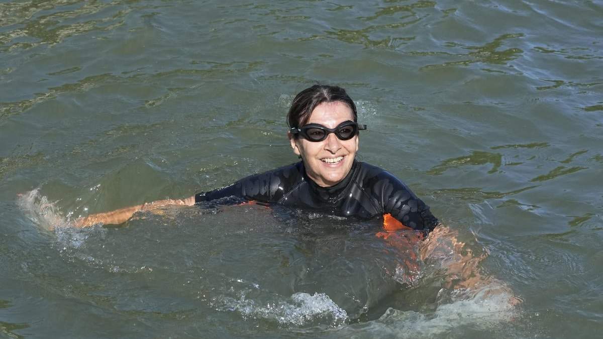 La alcaldesa de París, Anne Hidalgo, nada en las aguas del río Sena