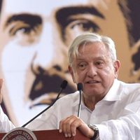 El primer 18 de marzo de AMLO presidente; entre mantas y tambores… y sin líder sindical