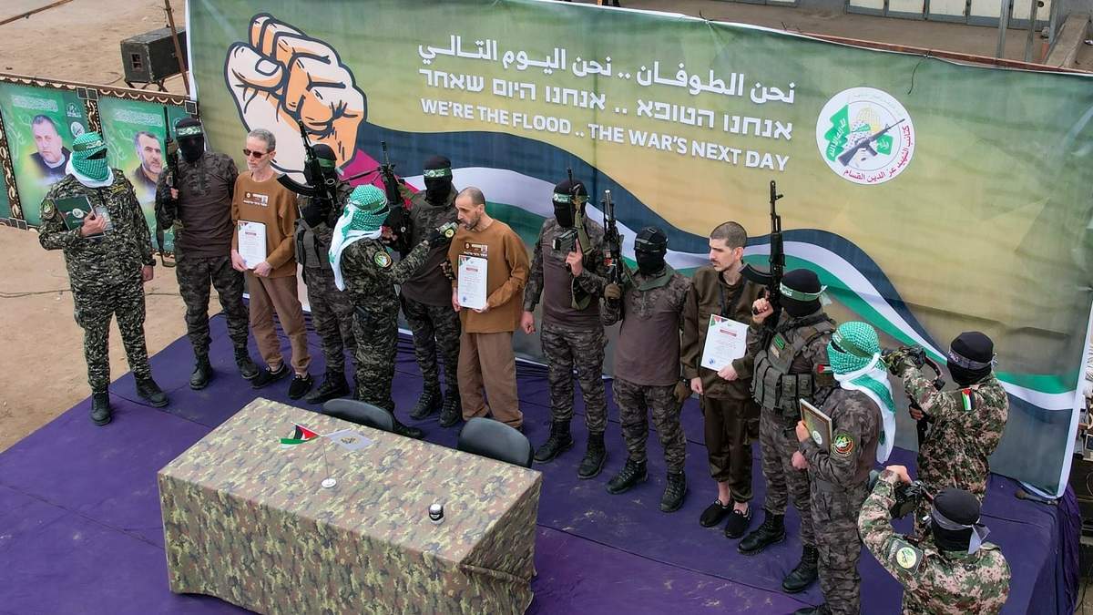 Hamas con rehenes israelíes