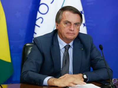 El presidente Jair Bolsonaro fue hospitalizado de emergencia en Brasilia