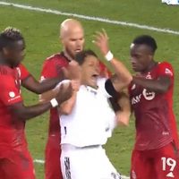 Chicharito y su “drama” contra el Toronto en la MLS (Video)