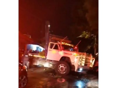 Tráiler embiste autos y mata a tres personas en Xochimilco; el chofer está en el MP